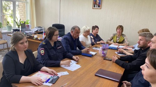 Сотрудники полиции Грачевки приняли участие в заседании комиссии по делам несовершеннолетних и защите их прав