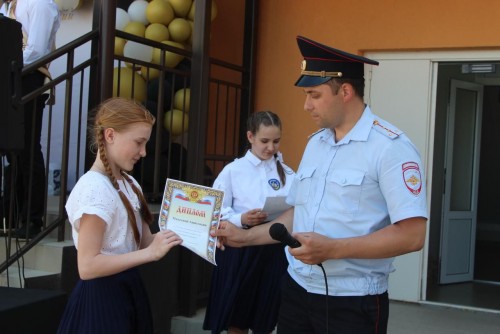 В поселке Река Дёма Пономаревского района сотрудники полиции совместно с общественниками поздравили школьников с завершением учебного года и поощрили дипломами