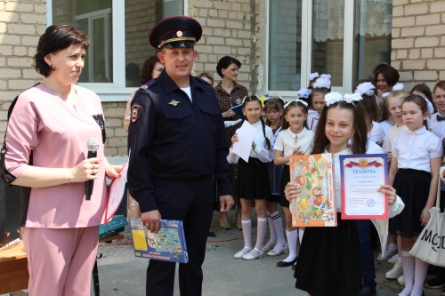 В ЗАТО Комаровский полицейские вручили грамоты и памятные подарки участникам конкурса «Полицейский дядя Степа»