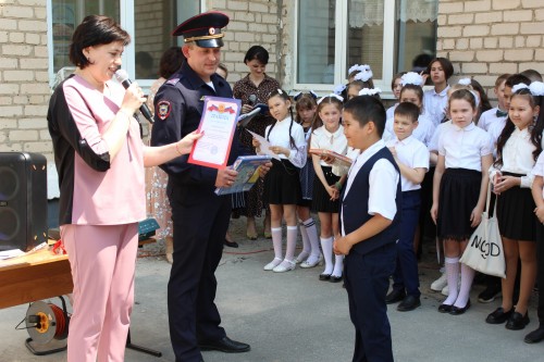 В ЗАТО Комаровский полицейские вручили грамоты и памятные подарки участникам конкурса «Полицейский дядя Степа»