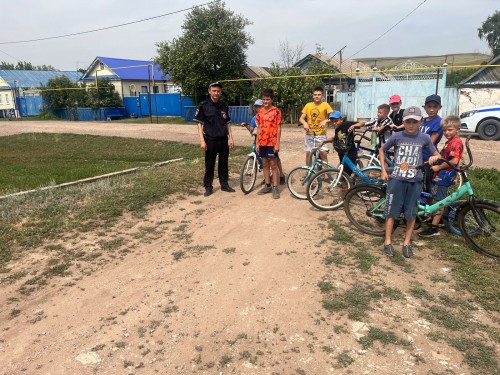 Инспектор ДПС ГИБДД Отд МВД России по Шарлыкскому району провел профилактическую беседу с юными велосипедистами.