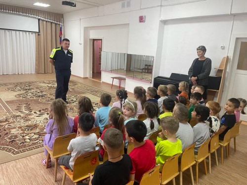 Сотрудники саракташского ОГИБДД в рамках ОПМ «Внимание дети!» встретились с воспитанниками детского сада «Чебурашка»