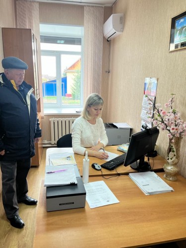 Председатель Общественного совета при Отд МВД России по Шарлыкскому району посетил отделение по вопросам миграции.