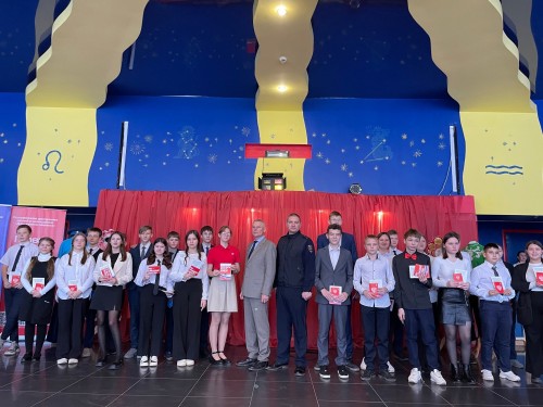 В рамках «Дня народного единства», вчера в ДК «Юбилейный» прошло торжественное вручение паспортов «Мы - граждане России!»