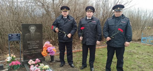 Сотрудники полиции отделения МВД России по Курманаевскому району почтили память Роберта Рафиковича Минасян, погибшего при исполнении служебного долга.