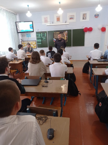 В Новотроицке сотрудники полиции провели профилактические беседы со школьниками в рамках акции «Пока не поздно!»