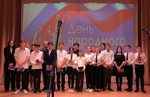 В канун Дня Народного Единства семнадцать юных саракташцев получили паспорта