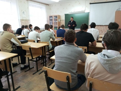 В рамках Всероссийского дня правовой помощи детям, сотрудник полиции встретился со студентами Бугурусланского сельскохозяйственного техникума.
