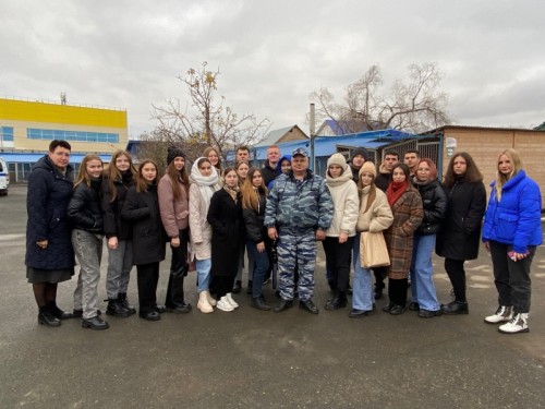 Полицейские МУ МВД России «Оренбургское» познакомили студентов с кинологической службой