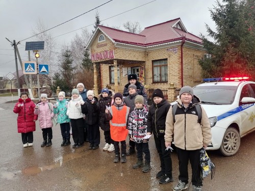 Сотрудники ОГИБДД и школьники села Черкассы провели акцию «Бумажный журавлик»