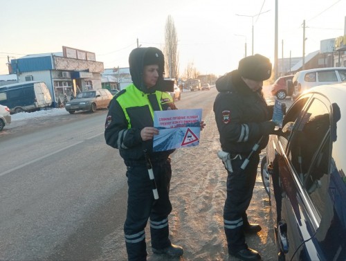 Сотрудники ГИБДД напоминают водителям о дорожной безопасности в зимний период