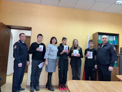 В Шарлыке сотрудники полиции поздравляют юных жителей с вручением главного документа