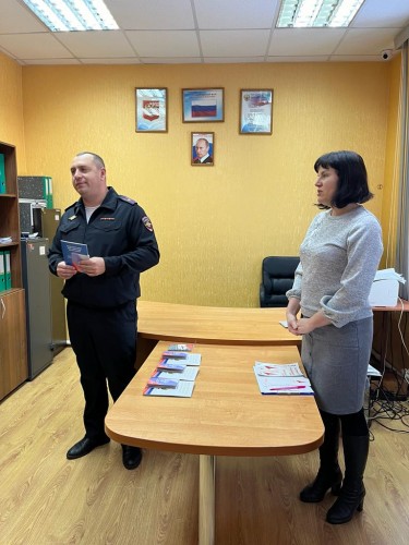 В Шарлыке сотрудники полиции поздравляют юных жителей с вручением главного документа