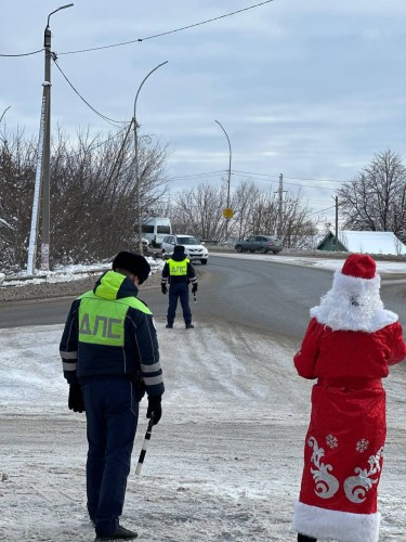 Оренбургские Госавтоинспекторы облачились в костюм Деда Мороза и на время стали волшебниками
