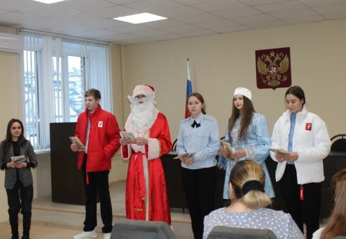 Дед Мороз и Снегурочка поздравили полицейских с наступаюшим Новым годом.