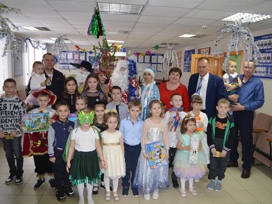 "Полицейский Дед Мороз" поздравил детей сотрудников и внуков ветеранов шарлыкской полиции.