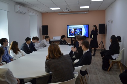 В Оренбурге сотрудник полиции провела урок информационной безопасности для учащихся 10 класса школы № 17