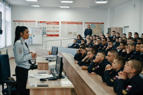 В Оренбурге полицейские провели беседу с кадетами Оренбургского президентского кадетского училища