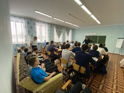 В Бугуруслане инспектор ГИБДД посетил обучающихся специальной (коррекционной) школы-интерната и напомнил о правилах безопасного поведения на дороге