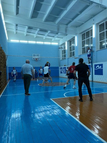 Товарищеская игра по волейболу между сотрудниками Отд МВД России по Шарлыкскому району и ветеранами МВД.
