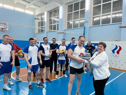 Товарищеская игра по волейболу между сотрудниками Отд МВД России по Шарлыкскому району и ветеранами МВД.