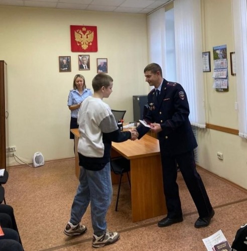 Оренбургские полицейские поздравили юных граждан с получением главного документа