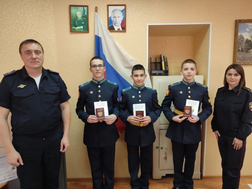 Оренбургские полицейские поздравили юных граждан с получением главного документа