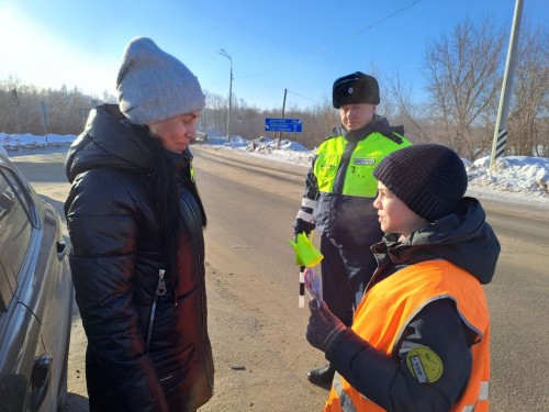 В Бугуруслане школьники и инспекторы ГИБДД поздравили женщин-водителей с наступающим 8 Марта