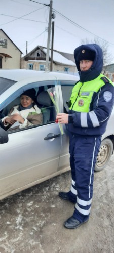 В преддверии Международного женского дня сотрудники Госавтоинспекции Первомайского района поздравили автоледи с праздником