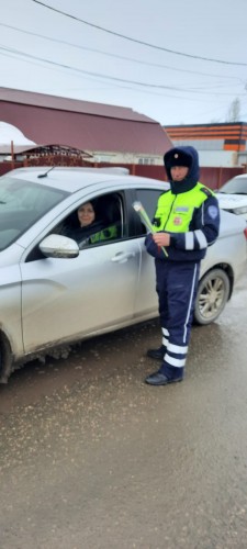 В преддверии Международного женского дня сотрудники Госавтоинспекции Первомайского района поздравили автоледи с праздником