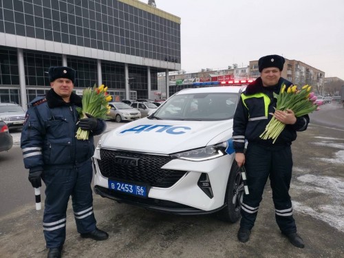 В Оренбурге стартовала акция «Цветы для автоледи»