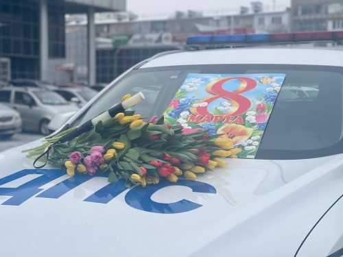 В Оренбурге стартовала акция «Цветы для автоледи»
