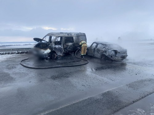 Тоцком районе на федеральной трассе "М-5 Урал" в результате столкновения двух автомобилей произошло возгорание.
