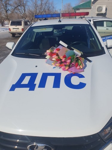 В преддверии Международного женского дня сотрудники Госавтоинспекции  поздравили автоледи с 8 Марта