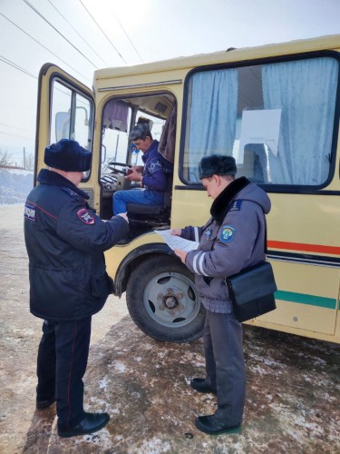 В Бугуруслане сотрудники Госавтоинспекции совместно с представителями автодорожного надзора проверили автобусы