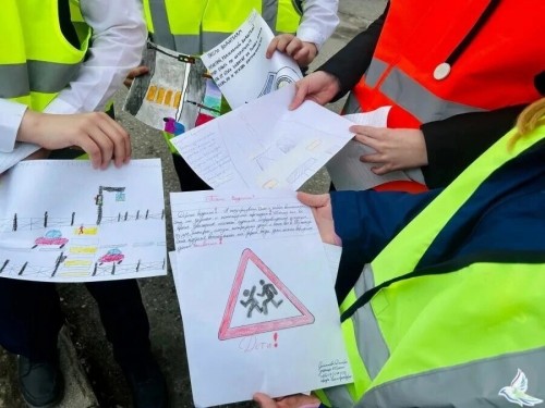 Бузулукские школьники обращают внимание водителей и пешеходов на соблюдение ПДД у пешеходных переходов