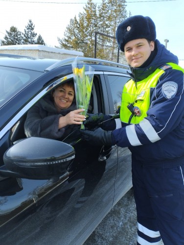        Сотрудники полиции вручили женщинам – водителям цветы