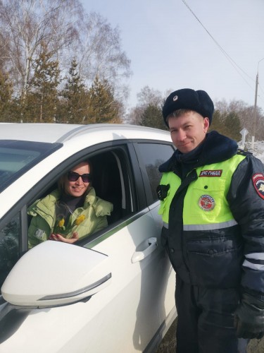        Сотрудники полиции вручили женщинам – водителям цветы