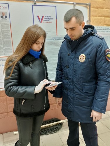 В Оренбурге полицейские продолжают популяризировать госуслуги в электронном виде