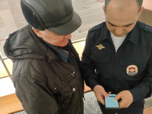 Сотрудники полиции разъясняют, как получить госуслуги по линии ГИБДД в электронном виде