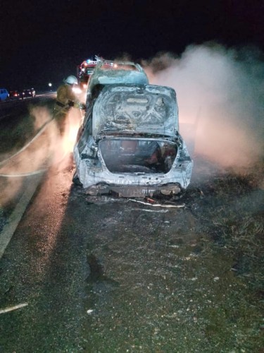 На трассе недалеко от села Елшанка Соль-Илецкого городского округа вспыхнул и сгорел автомобиль соль-илечанина