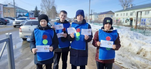 Сотрудники Госавтоинспекции Ташлинского района совместно с отрядом ЮИД провели информационно-пропагандистскую акцию «Ребёнок – главный пассажир!»