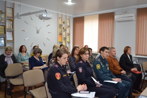 В Оренбурге сотрудник полиции приняла участие в межведомственном совещании для организаторов отдыха детей