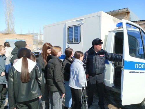 Сотрудники Отд МВД России по Октябрьскому району провели экскурсию для школьников. 