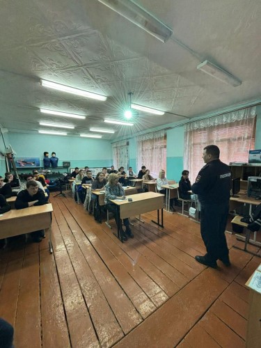 В Бугурусланской автошколе ДОСААФ сотрудник #ГИБДДБугуруслана провел занятия по профилактике дорожно-транспортных происшествий с участием начинающих водителей