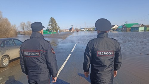 Тоцкие полицейские обеспечивают безопасность на дорогах район во время паводка