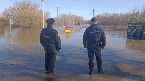 Тоцкие полицейские обеспечивают безопасность на дорогах район во время паводка