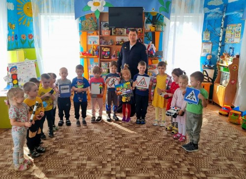Сотрудник Госавтоинспекции провел занятие с дошкольниками в детском саду