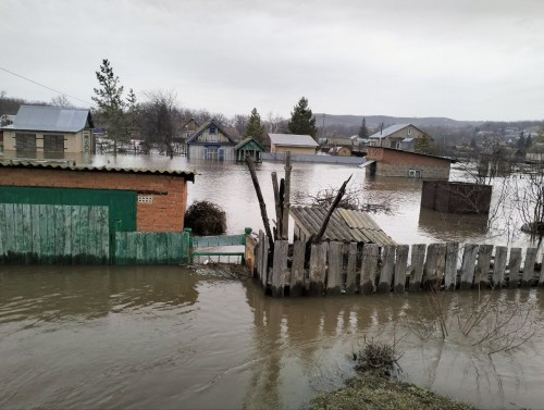 В Бузулукском районе полицейские принимают участие в ликвидации последствий наводнения