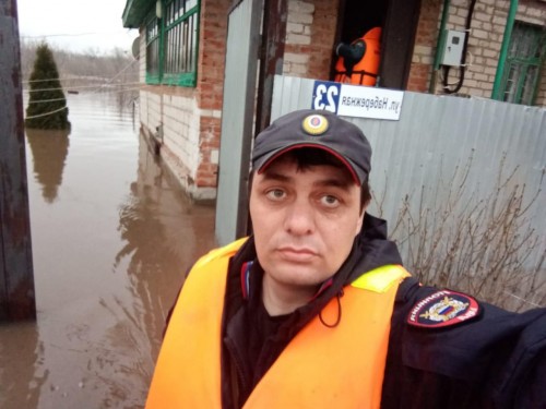В Бузулукском районе полицейские принимают участие в ликвидации последствий наводнения